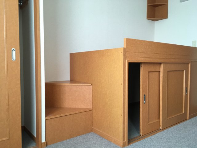 収納　ハンガーパイプ付きクローゼット／収納付きベット