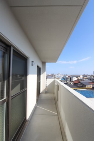 バルコニー　※同室タイプの画像です。内装の色などが異なる場合があります。