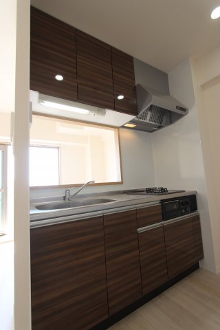 キッチン　※同室タイプの画像です。内装の色などが異なる場合があります。