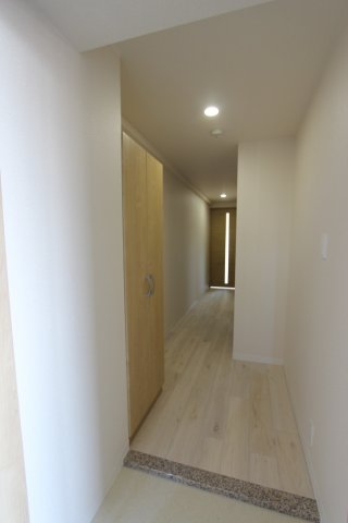 玄関　※同室タイプの画像です。内装の色などが異なる場合があります。