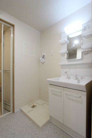 洗面設備　※同室タイプの画像です。内装の色などが異なる場合があります。