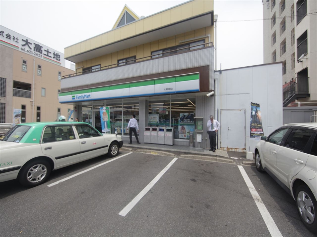 コンビニ　ファミリーマート 大高駅前店（コンビニ）（コンビニ）まで100m