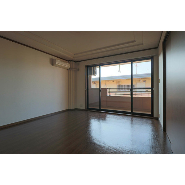 居室・リビング　同じ建物の別なお部屋