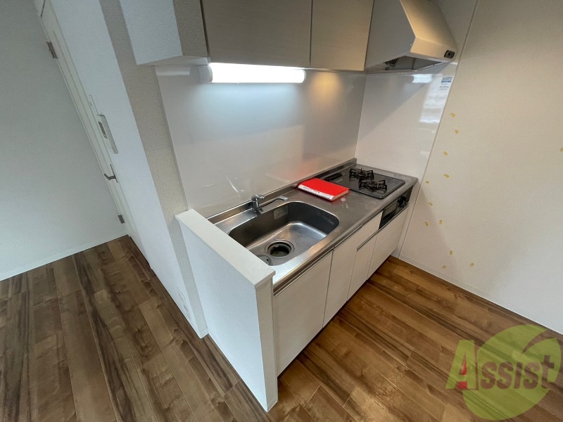 キッチン　キッチン周りは意外と物が多いので棚があるといいですね。