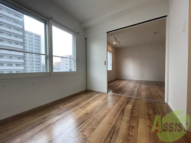 その他部屋・スペース　寝室はこちらです。光が差し込む、温かみのあるお部屋です。