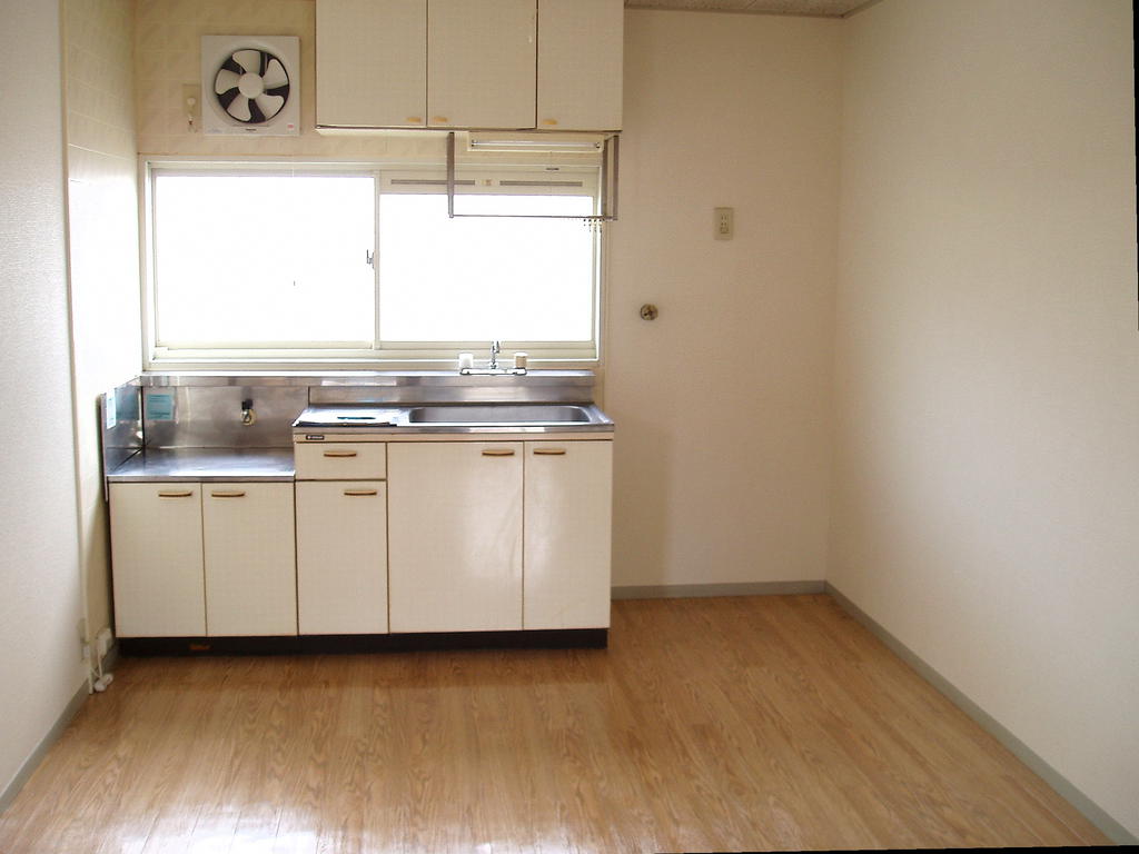 キッチン　窓のあるダイニングキッチン