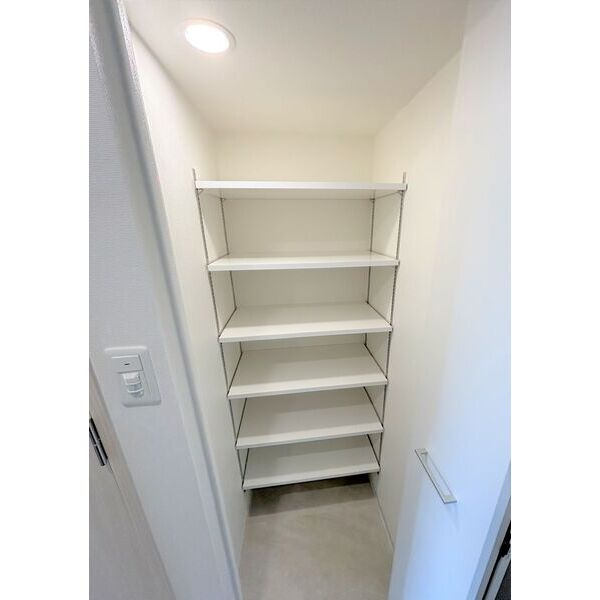 玄関　下駄箱付き。ホームナビなら初期費用0円で契約可能です。