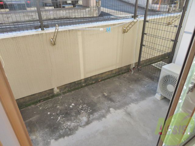 バルコニー　バルコニーは幅があり、広い印象を受けました。