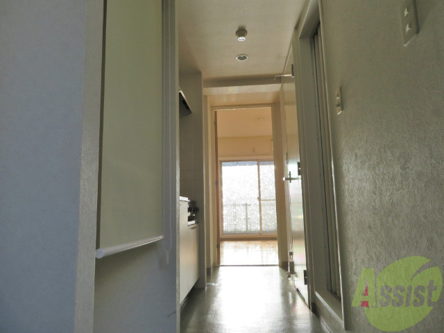 玄関　玄関の様子です。広い洋室にすぐ繋がっています。