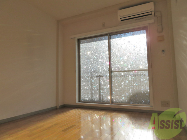 居室・リビング　７帖の洋室です。広々として、きれいですね。