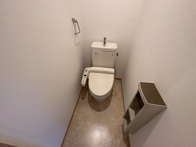 トイレ　温水洗浄便座機能付きのトイレです♪
