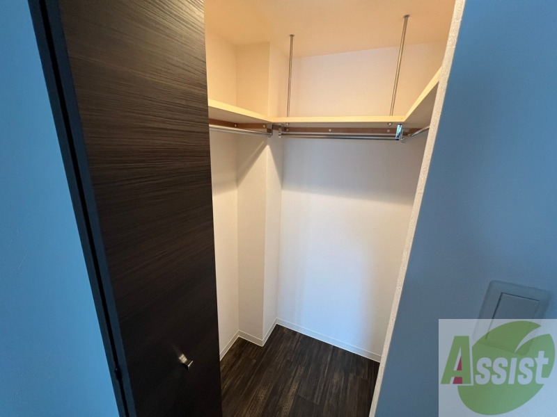 収納　こちらの収納にはハンガーをかけて服もしまえますね。