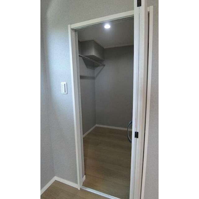 収納　広々としたウォークインクローゼット！※実際の建具の色はコバル