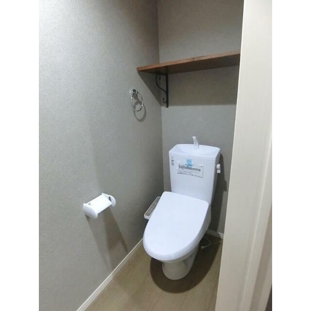 トイレ　ウォシュレットつき！※実際の棚板はホワイトです。
