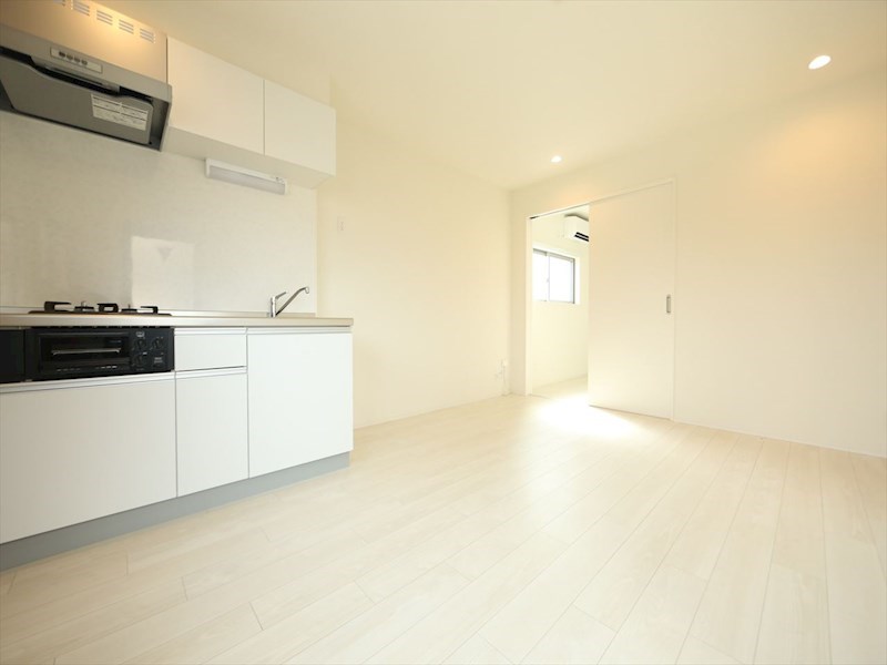 居室・リビング　ＬＤＫ9帖　システムキッチン　エアコン完備　同仕様写真