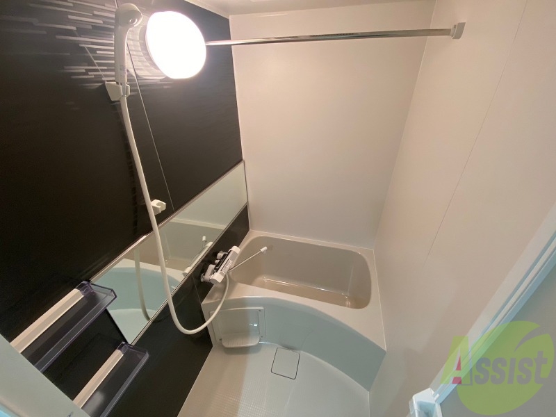 バス・シャワールーム　お風呂です。広々したバスでゆっくりくつろげます。