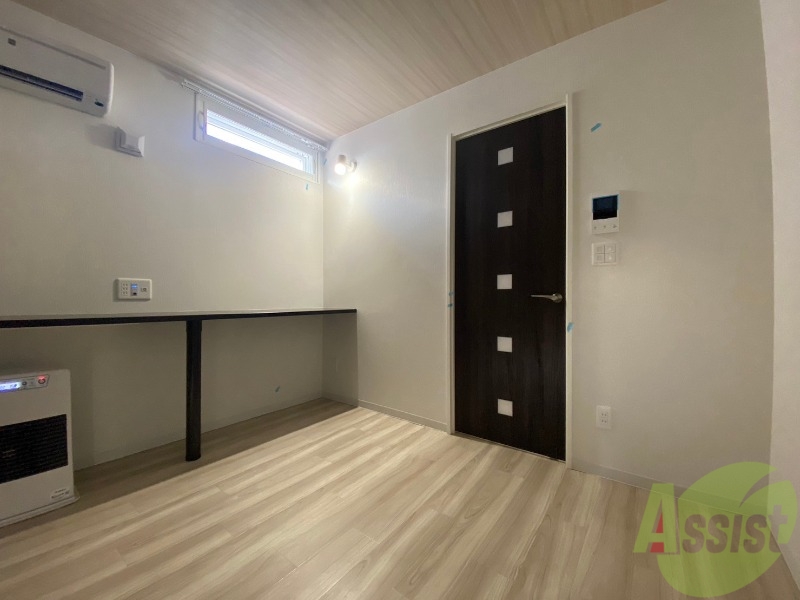 居室・リビング　フローリングや壁の色がお洒落な印象のリビングです。