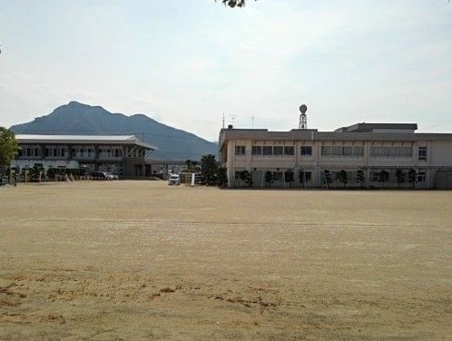 小学校　多度津町立四箇小学校（小学校）まで1100m