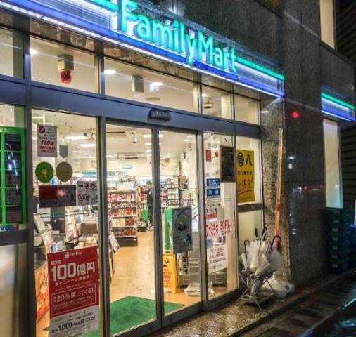 コンビニ　ファミリーマート神宮前三丁目店（コンビニ）まで377m