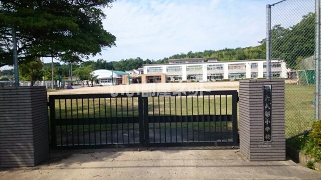 小学校　福知山市立六人部小学校（小学校）まで542m