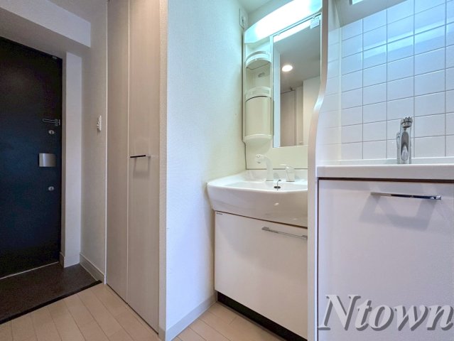 洗面設備　ゆったりとスペースのある洗面所