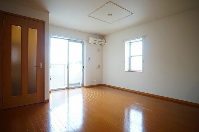 居室・リビング　内装は落ち着いています