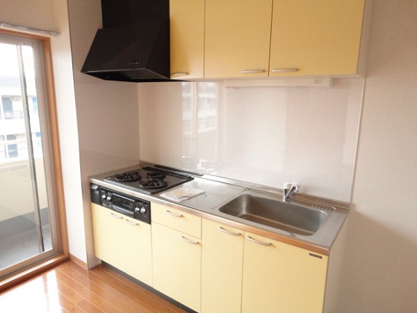 キッチン　落ち着いたカラーのシステムキッチンでお料理の腕も上がります！