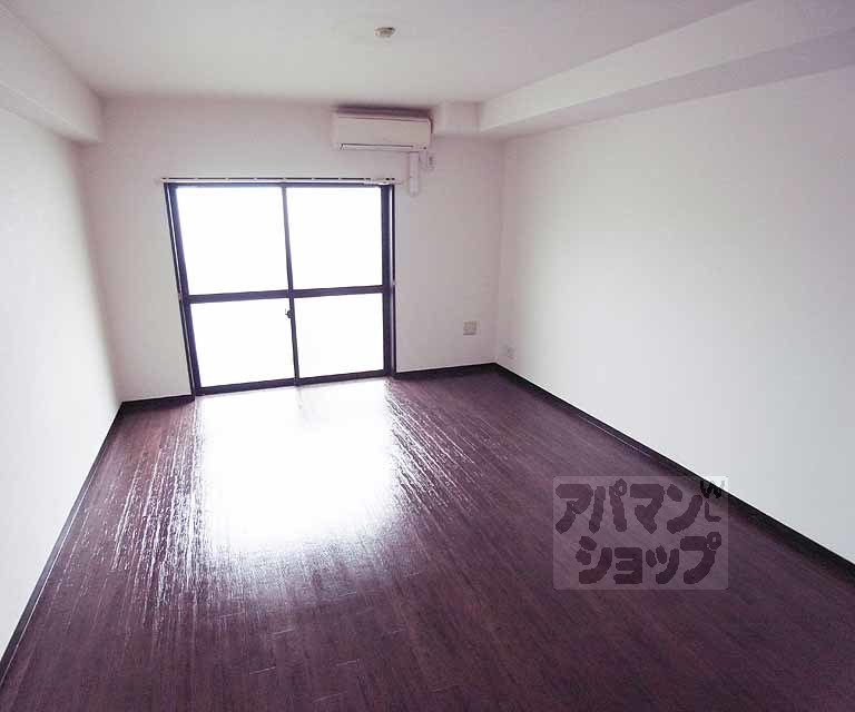 居室・リビング　９．７帖の広々洋室です。