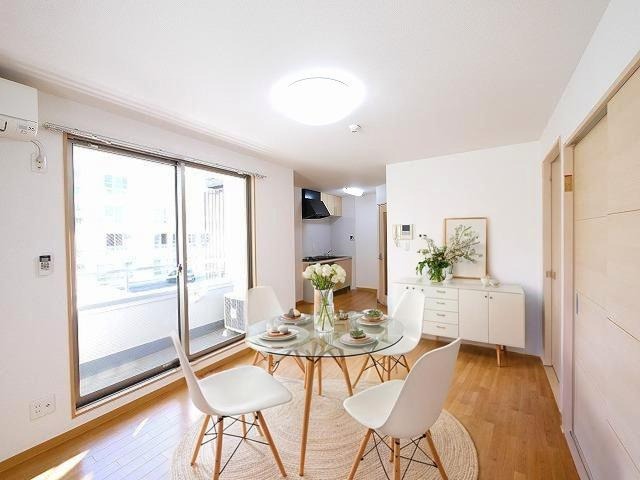 居室・リビング　CGで家具等を配置したもので家具等は含まれません