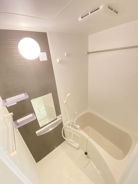 バス・シャワールーム　コンパクトで使いやすいお風呂です