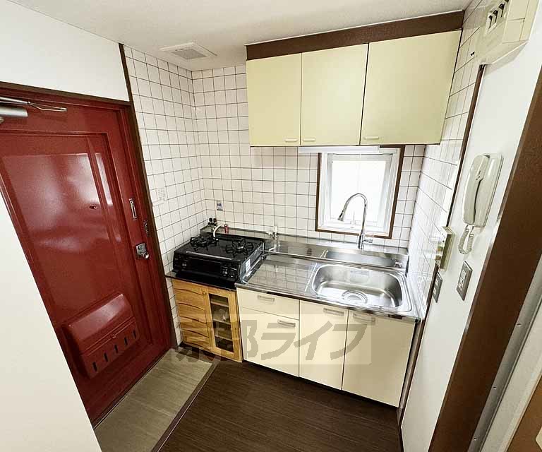 キッチン　収納スペース多数あり