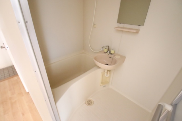 バス・シャワールーム　※別部屋の参考写真のため、現状優先です。