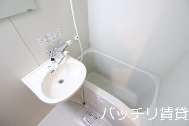 バス・シャワールーム　＊画像は別部屋の為イメージ、現状優先致します