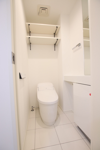 トイレ　★トイレには上部に棚もございます★