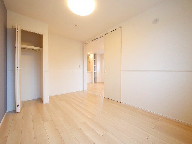 その他部屋・スペース　落ち着いた色調の寝室です