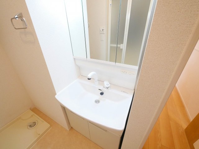 洗面設備　明るい洗面所です