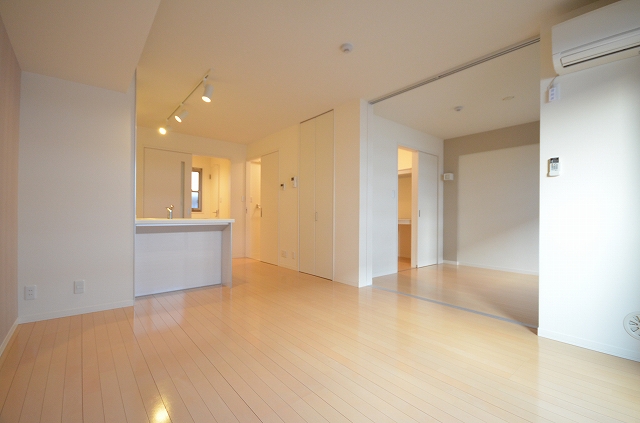 居室・リビング　同物件、別号室のものです。