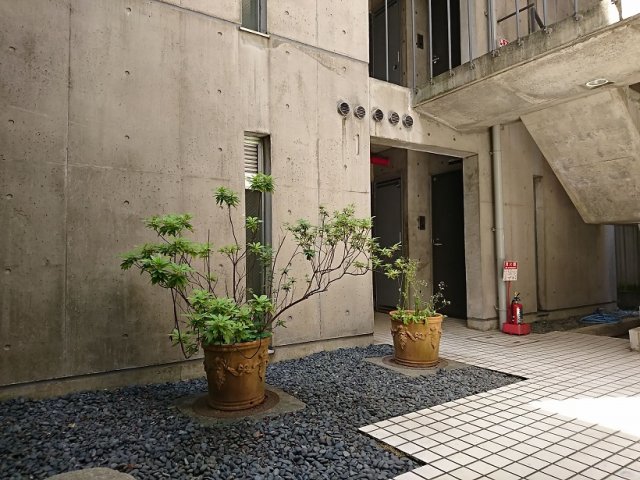 エントランス　落ち着いたエントランスです。