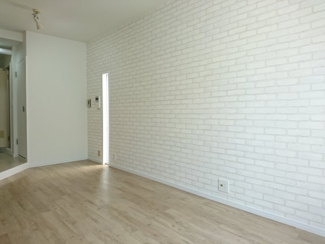 居室・リビング　白のレンガ調アクセントクロスが映えます