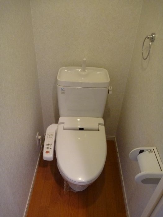 トイレ　別号室の参考写真になります。