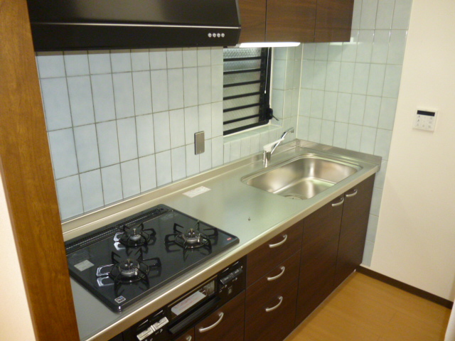 キッチン　独立型、3口システムコンロ付キッチン