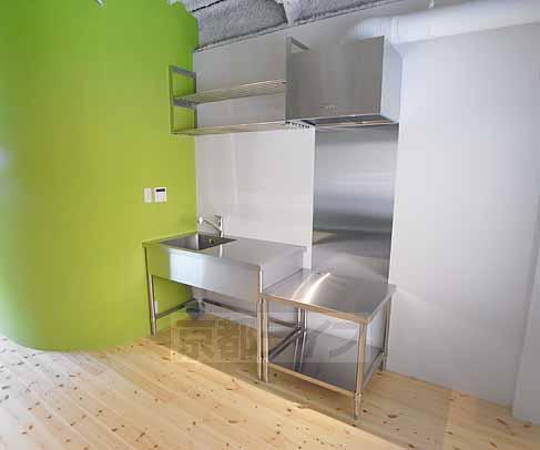 キッチン　銀に輝くキッチン・