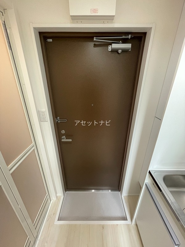 玄関　※別タイプの参考画像になります。