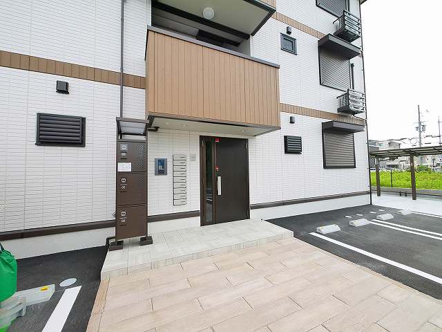 エントランス　オートロック付きでセキュリティー面も安心