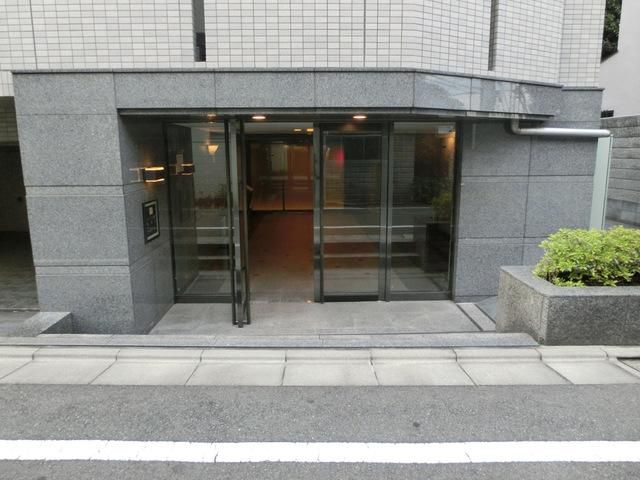 エントランス　オートロック付きのエントランス