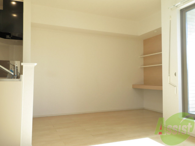 居室・リビング　こちらがリビングになります明るいお部屋ですね。