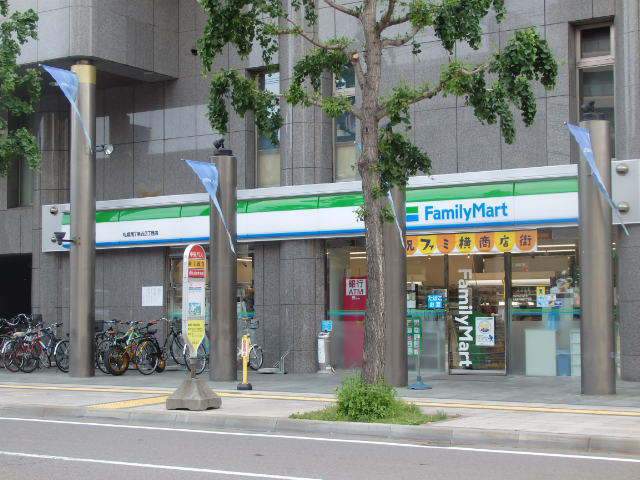 コンビニ　ファミリーマート（コンビニ）まで263m