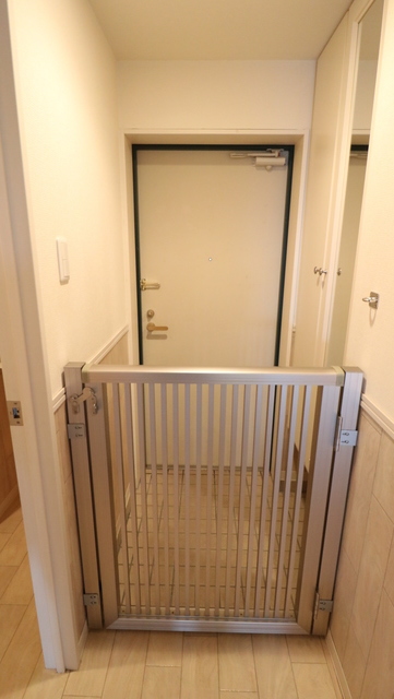 その他設備　ペット飛び出し防止のフェンスがあります！※別部屋参考写真