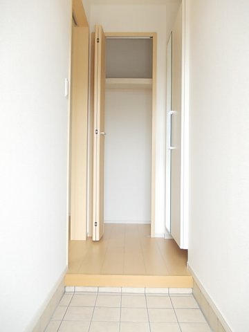 玄関　収納もある玄関です
