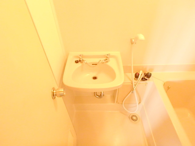 洗面設備　※写真は２０４号室のものです